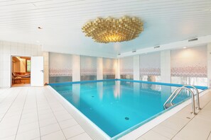Indoor pool, pool loungers - Alpenhotel Dachstein (Bad Goisern)