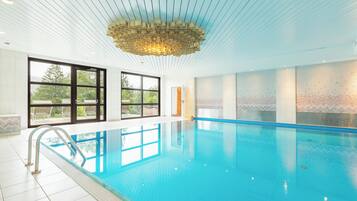 Indoor pool, sun loungers