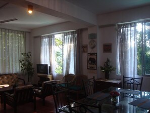 Flat-screen TV - Days Inn Kandy (Kandy)