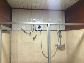 Bathroom shower - Days Inn Kandy (Kandy)