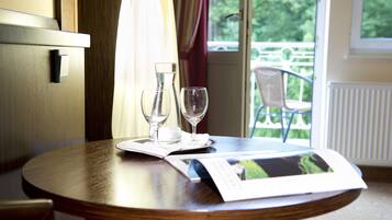 Minibar, coffres-forts dans les chambres, bureau, Wi-Fi gratuit