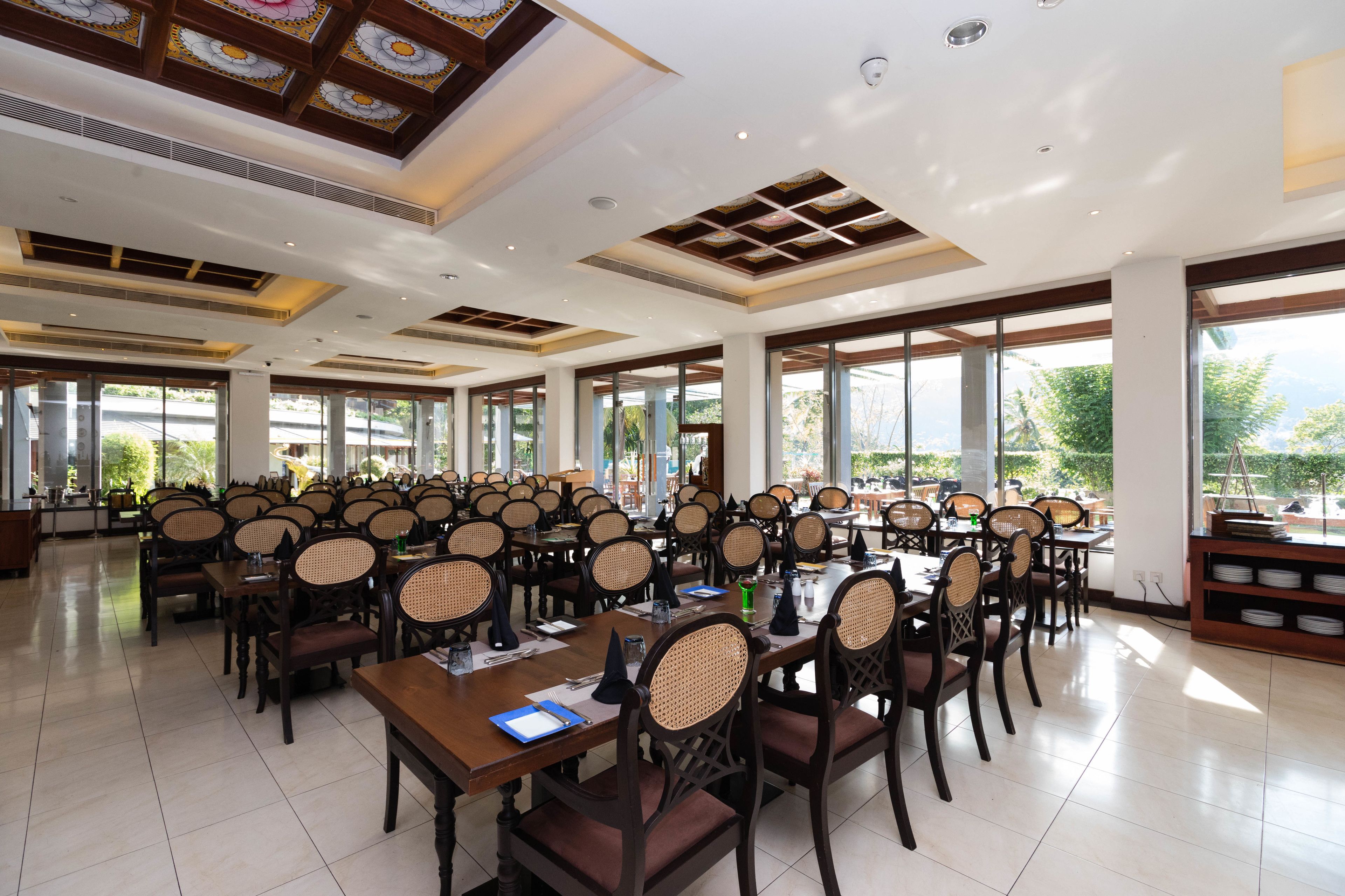 Desayuno buffet diario (USD 15 por persona)