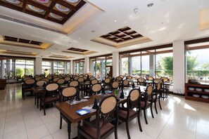 Petit déjeuner buffet (15 USD par personne)