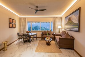 Mountbatten Suite | Ruang keluarga | TV layar datar