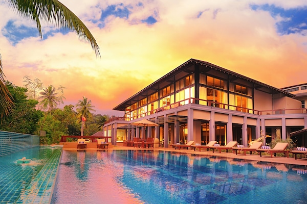 Una piscina al aire libre