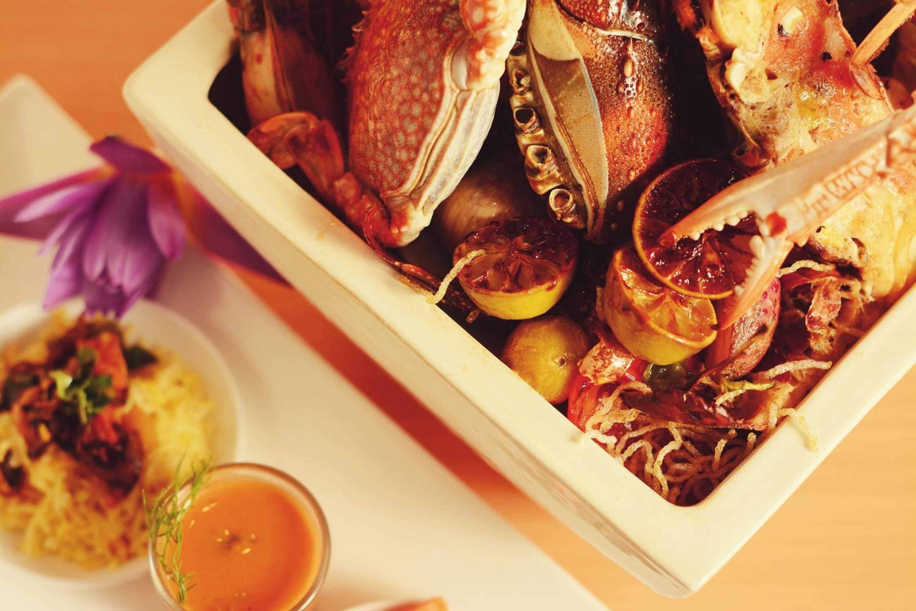 Un plato de mariscos con rodajas de limón y hierbas.