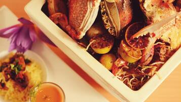 Un plato de mariscos con rodajas de limón y hierbas.