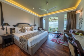 Kamar Deluks | Minibar, brankas, meja kerja, dan ruang kerja ramah laptop