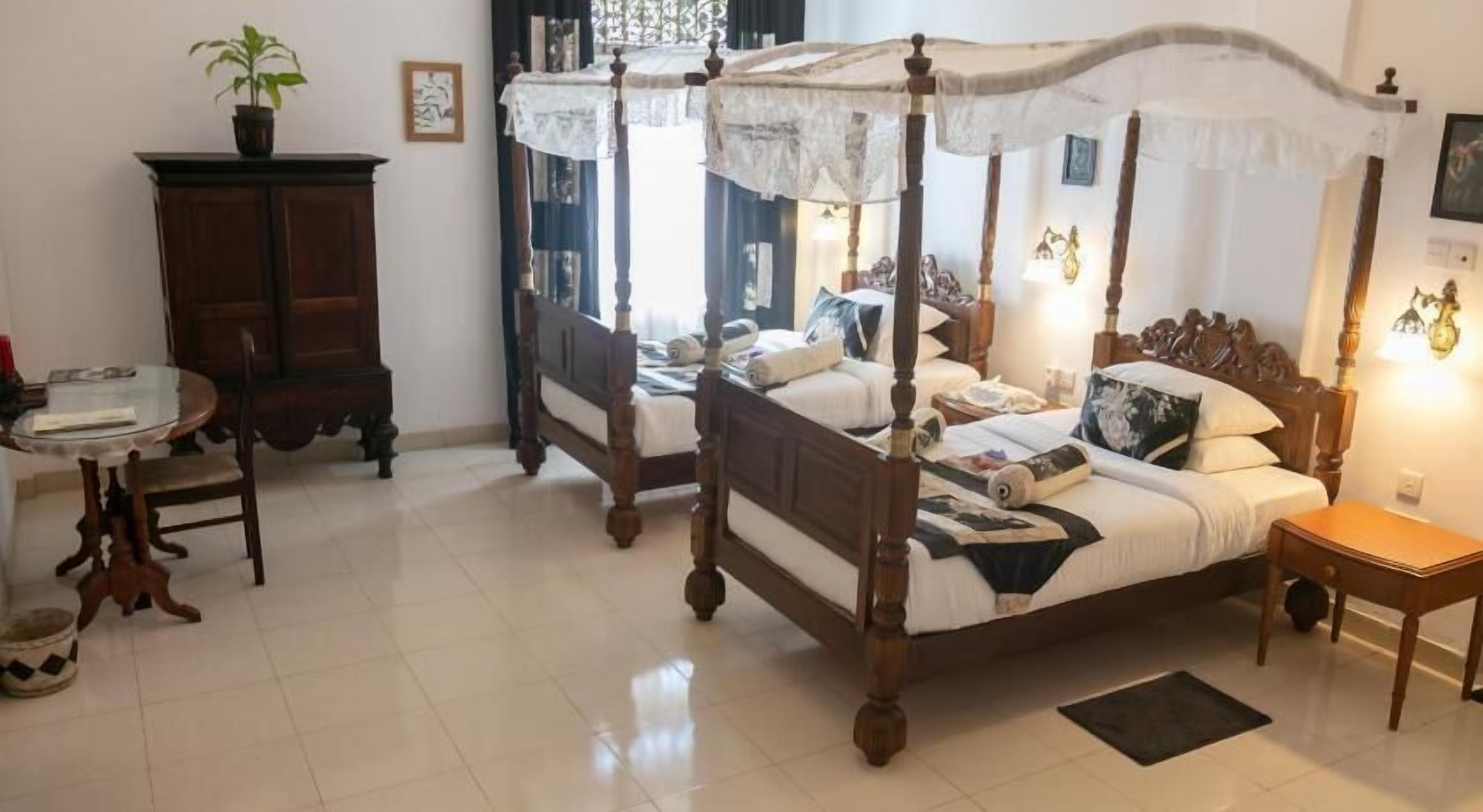 Ropa de cama de alta calidad y minibar 