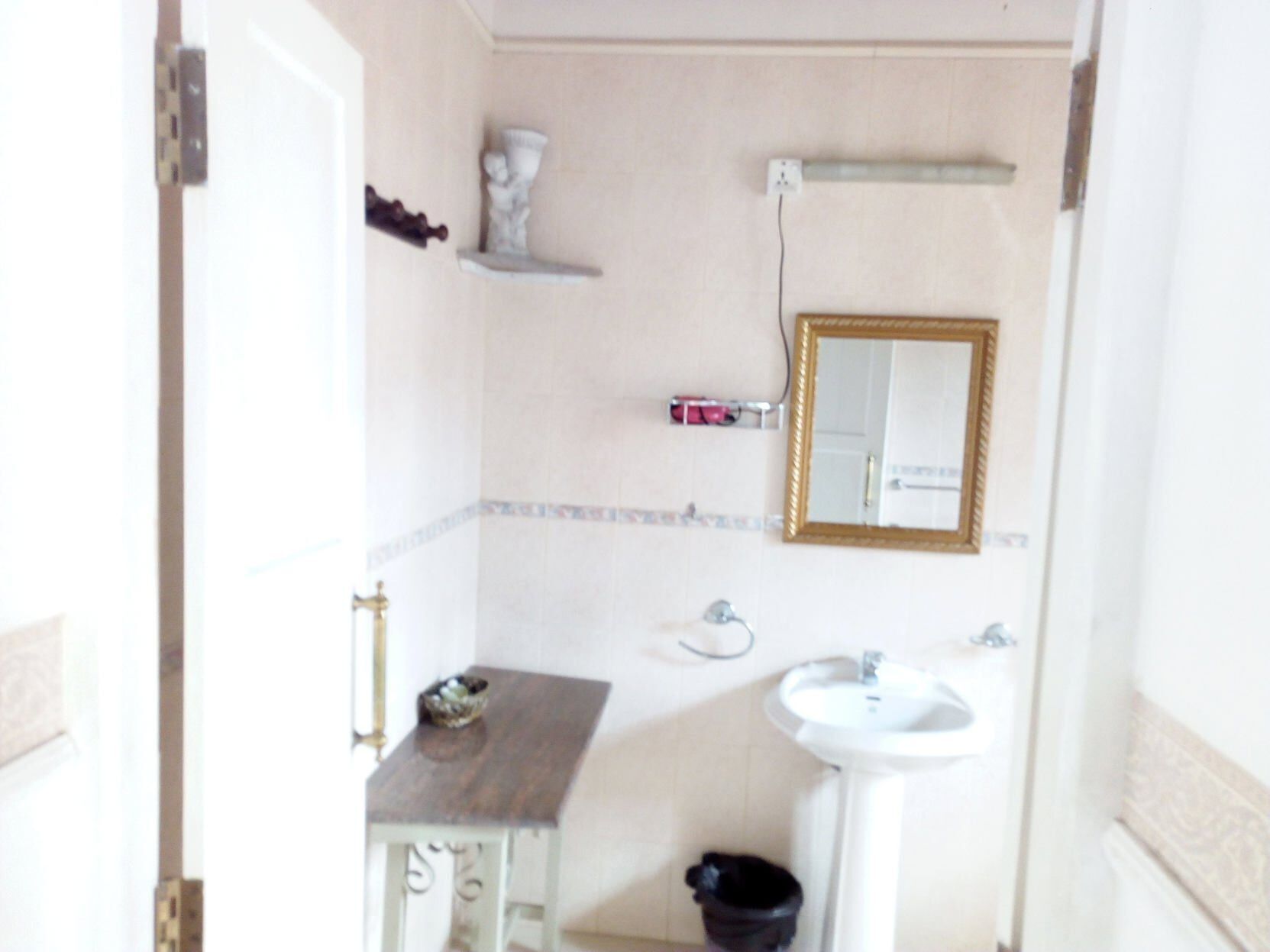 Baño | Amenidades de baño de diseñador, secadora de cabello, pantuflas 