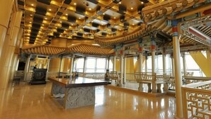 A spacious lobby with a high ceiling, a central marble reception desk, and traditional architectural elements. - Long Wish Hotel International (Jiangyin)