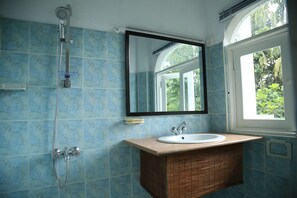 Shower, free toiletries, towels - Regent Lodge Kandy (Kandy)