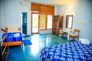 Chambre double pour 1 personne | Salle de bain | Douche, articles de toilette (gratuits), serviettes fournies