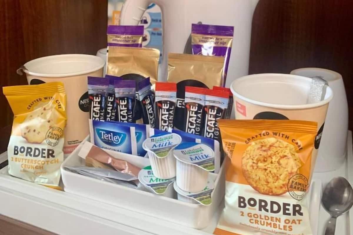 Ein Frühstücksbuffet mit verschiedenen Speisen, darunter Border Kekse, Nestle Milch und Kaffee.