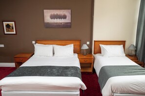 Familierom | Skrivebord, strykejern/-brett, wi-fi (inkludert) og sengetøy