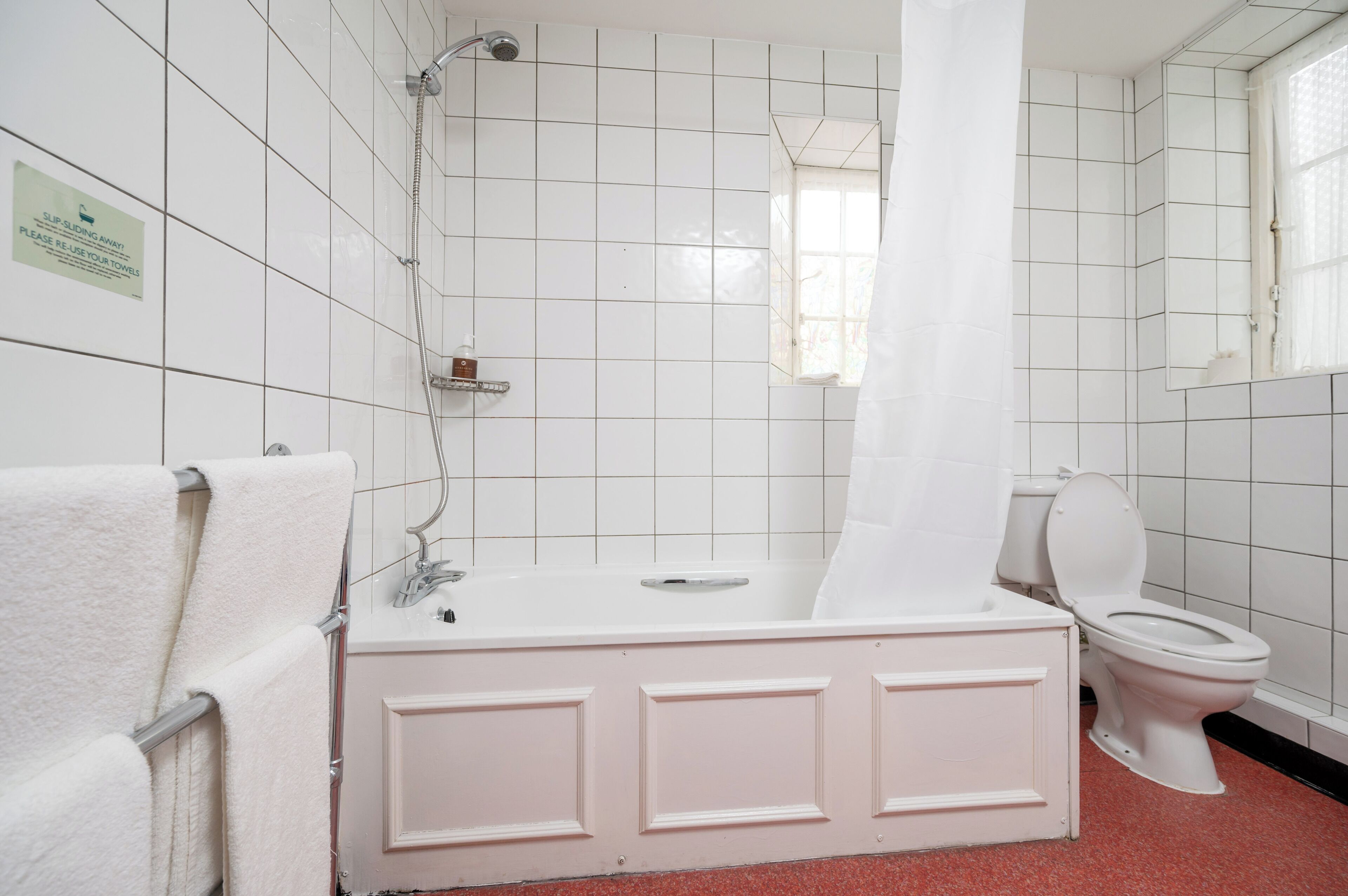 Ein Badezimmer mit einer Badewanne, Toilette und einer Dusche.