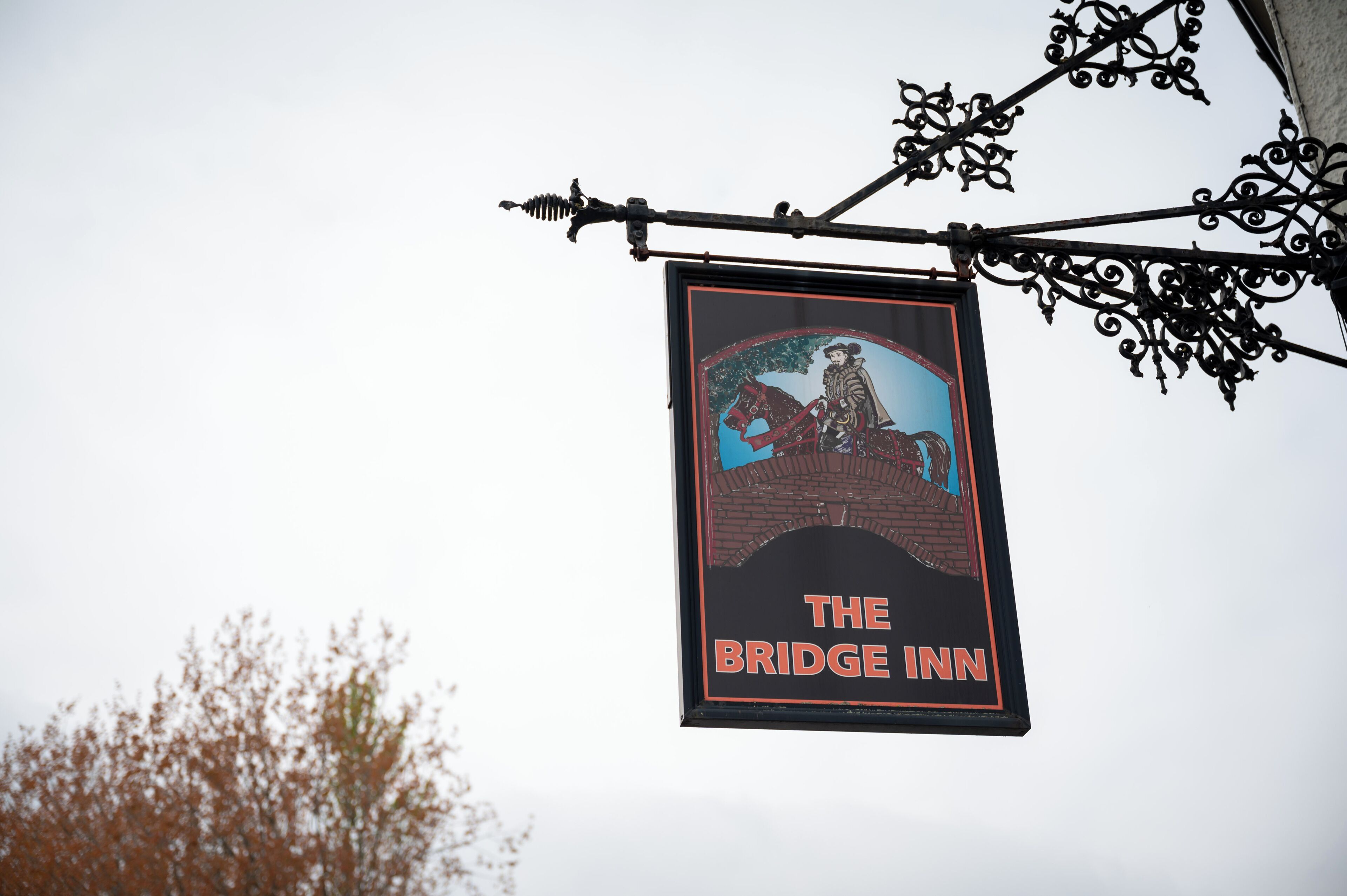 Señal de The Bridge Inn, con una ilustración de un jinete y un caballo.