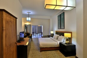 Habitación familiar | Minibar, caja fuerte, escritorio y cortinas opacas