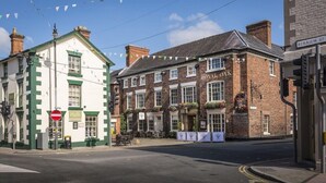 Un pub tradizionale chiamato 'Royal Oak', con facciata in mattoni e decorazioni verdi.