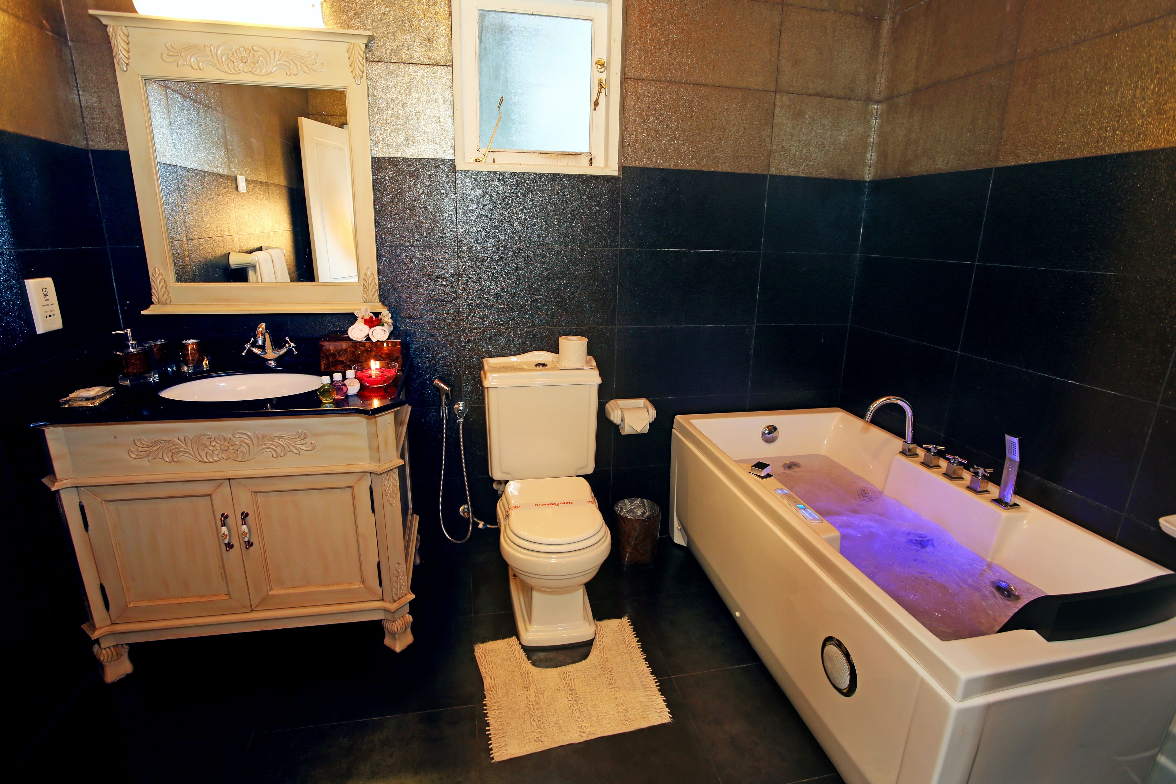 Une salle de bain avec un meuble-lavabo, des toilettes et une baignoire.