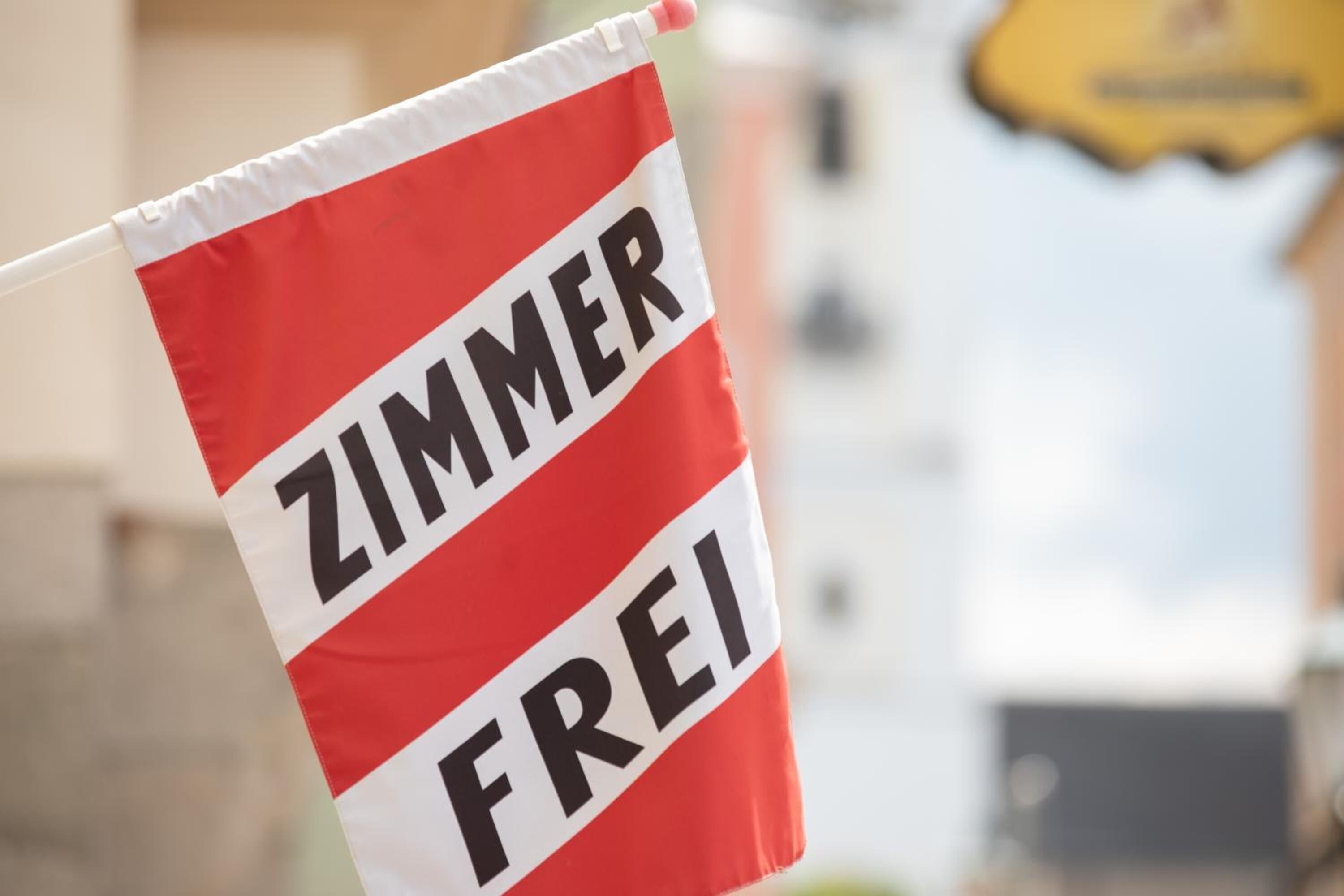 Uma bandeira com as palavras "ZIMMER FREL".