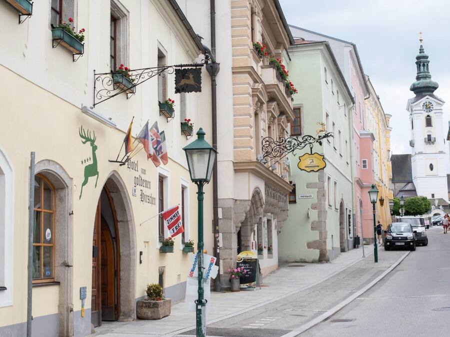 Eine Straße mit Gebäuden, einem Laternenpfahl und einem Kirchturm.
