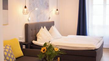 Dreibettzimmer | Zimmersafe, Schreibtisch, Babybetten, kostenloses WLAN