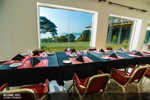 Se sirven desayunos, almuerzos y cenas; cocina internacional