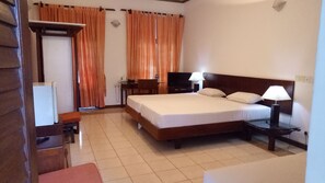 2 habitaciones, caja de seguridad en la habitación y escritorio 