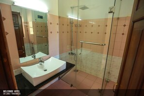 Bañera y ducha independientes, artículos de tocador gratuitos