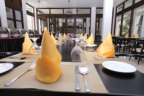 Lunch and dinner served, international cuisine