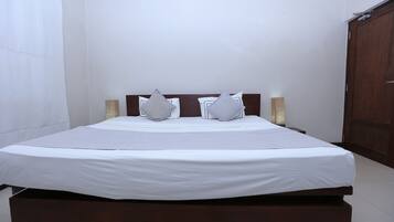 Standard Room | Desk, soundproofing, iron/ironing board, free WiFi