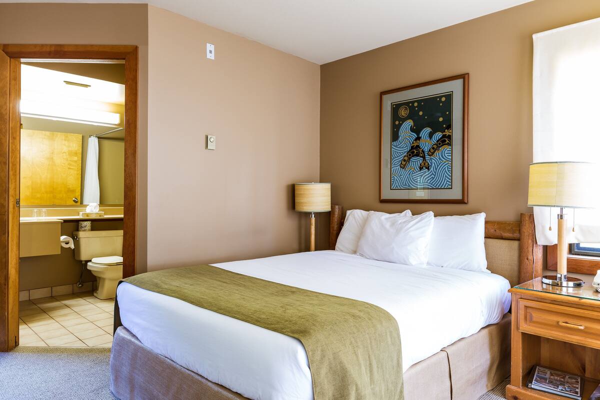 Standard Room, 1 Queen Bed | Bathroom