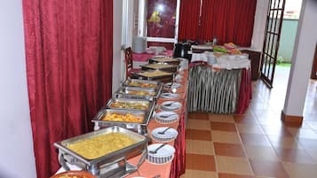 Melayani sarapan dan makan siang dengan sajian masakan internasional