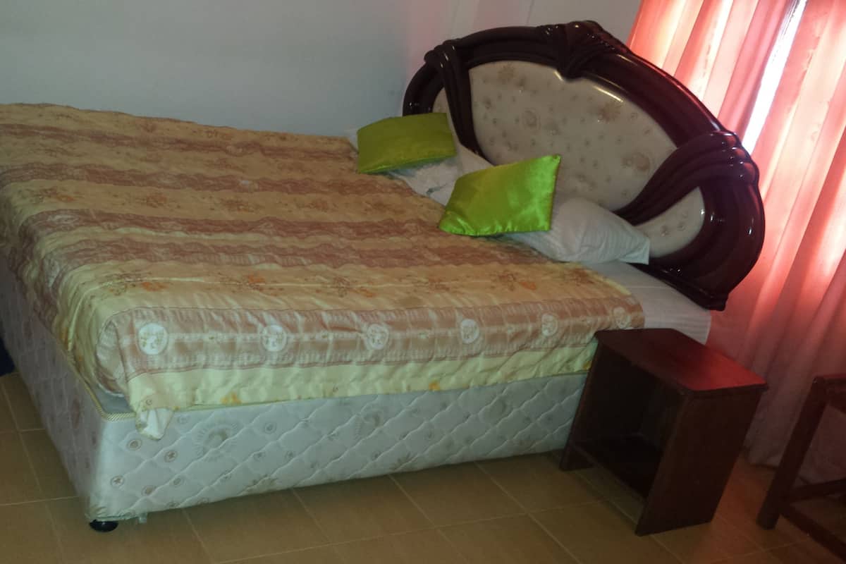 Camera Standard con letto matrimoniale o 2 letti singoli, 1 letto matrimoniale | Ferro/asse da stiro, letti aggiuntivi (a pagamento), Wi-Fi gratuito