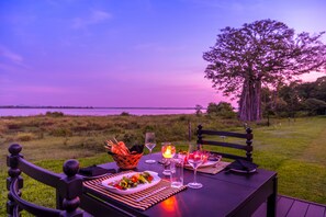 Serveert ontbijt, lunch, diner, internationale gerechten 