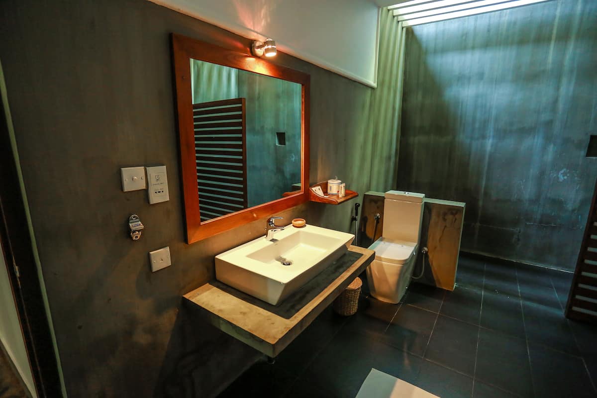 deluxe room, 1 queen bed | bathroom shower
