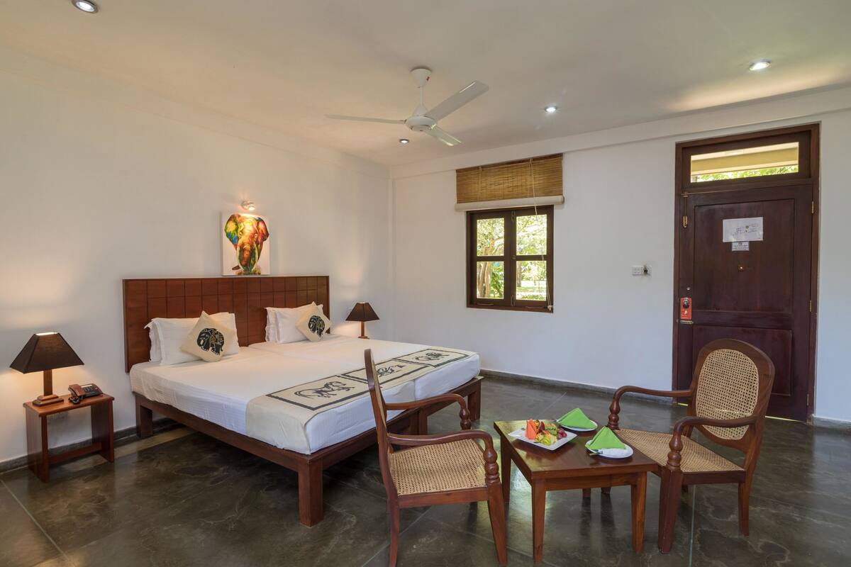 deluxe room, 1 queen bed | minibar, in-room safe, desk, blackout curtains