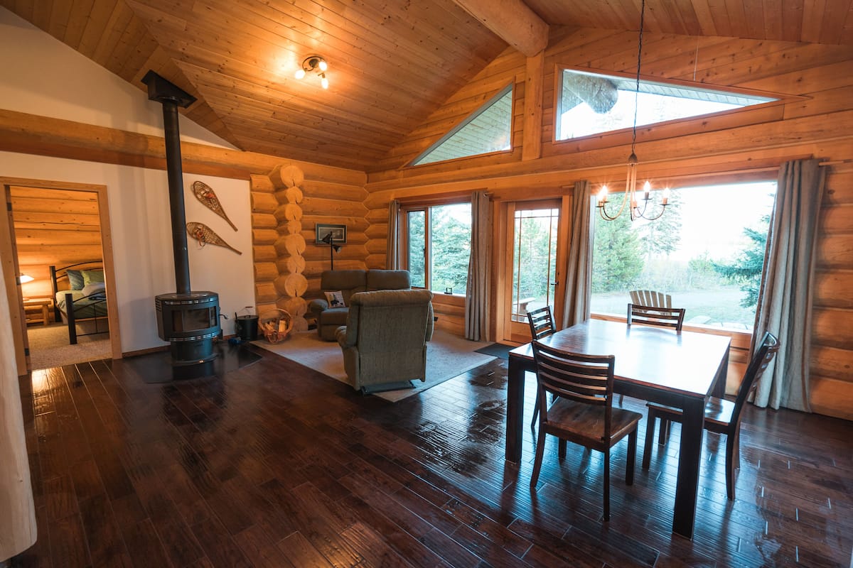Cabaña Deluxe, varias camas | Zona de estar | Una chimenea