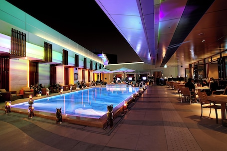 1 habitación, caja de seguridad en la habitación y escritorio