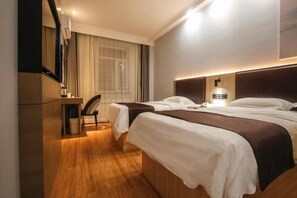 A hotel room with two beds, a desk, and a chair. - Greentree Inn Xingcheng Shoushan Express (Huludao)