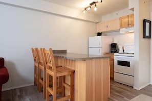 Microwave, coffee/tea maker, toaster - Vance Creek Hotel & Conference Centre (Silver Star Mountain)