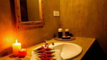 Luxury Room, 1 Bedroom | Bathroom | Shower, towels
