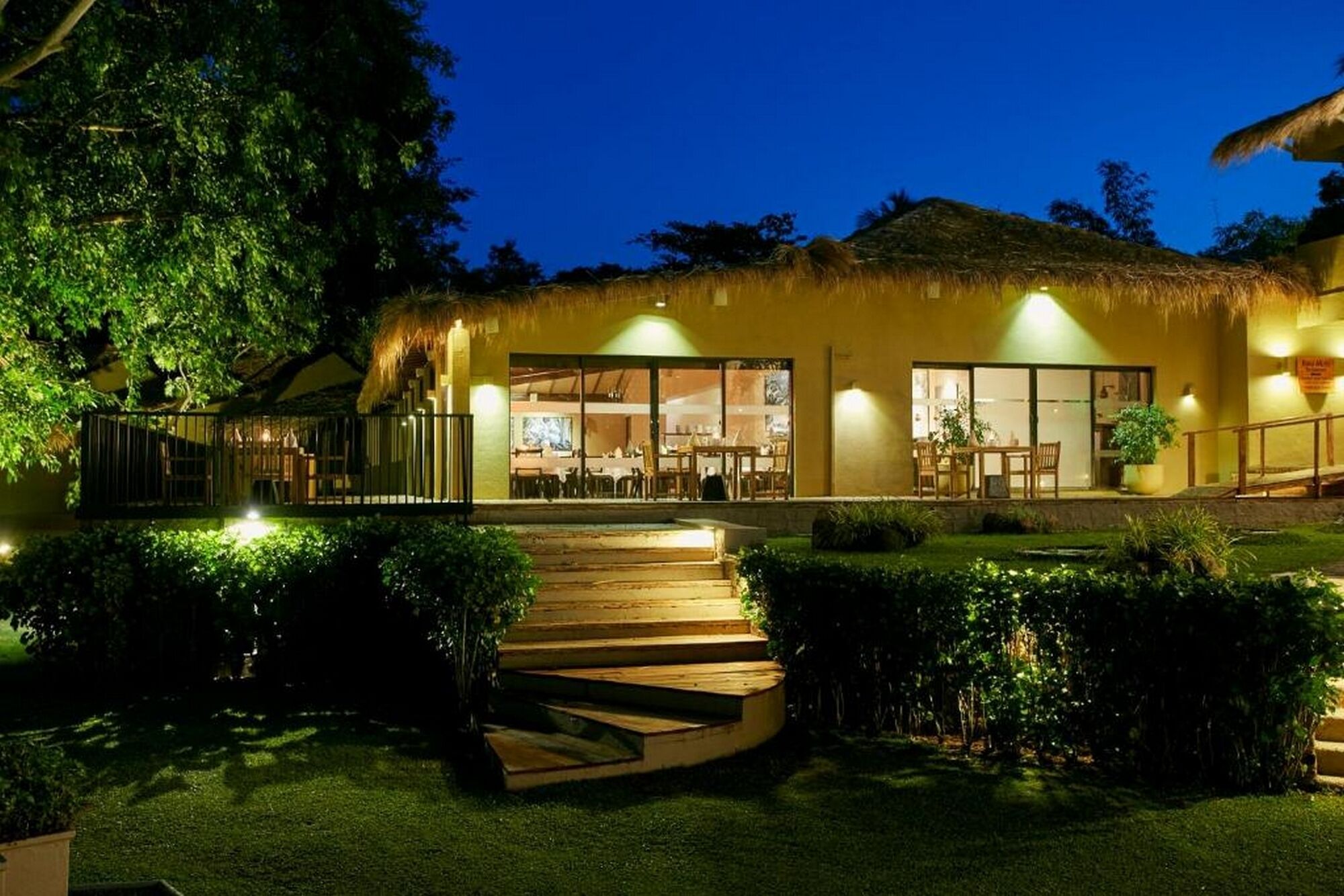 breakfast, lunch, dinner served; international cuisine