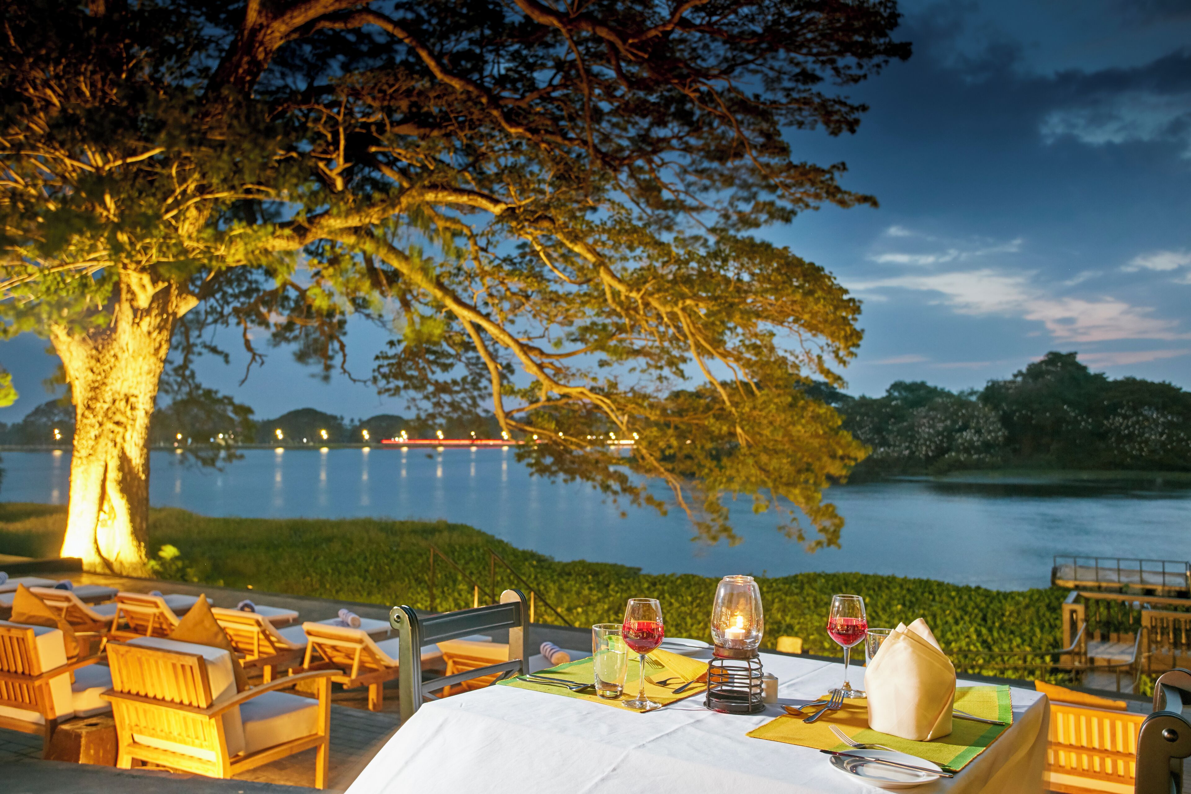 breakfast, lunch, dinner served; international cuisine