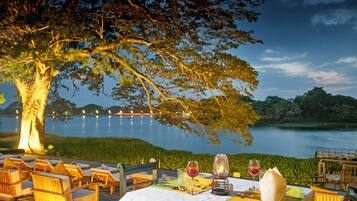 Breakfast, lunch, dinner served; international cuisine