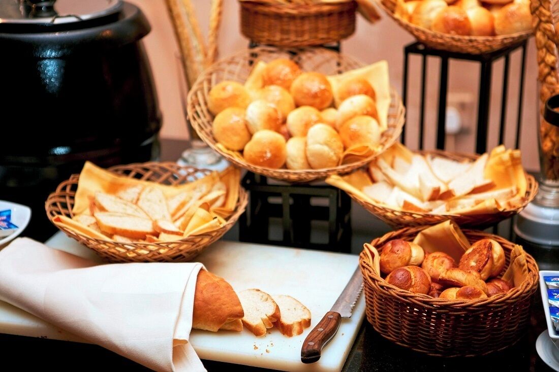 Een buffet met verschillende soorten brood en gebak.