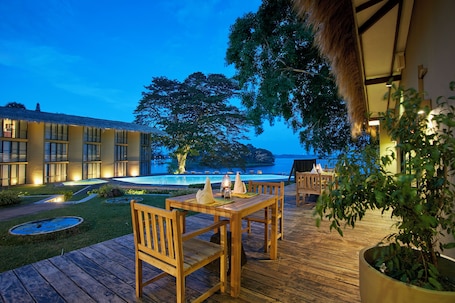 Breakfast, lunch, dinner served; international cuisine