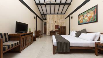 Habitación Deluxe con 1 cama matrimonial o 2 individuales, vista a la montaña | 1 habitación, minibar y caja de seguridad en la habitación