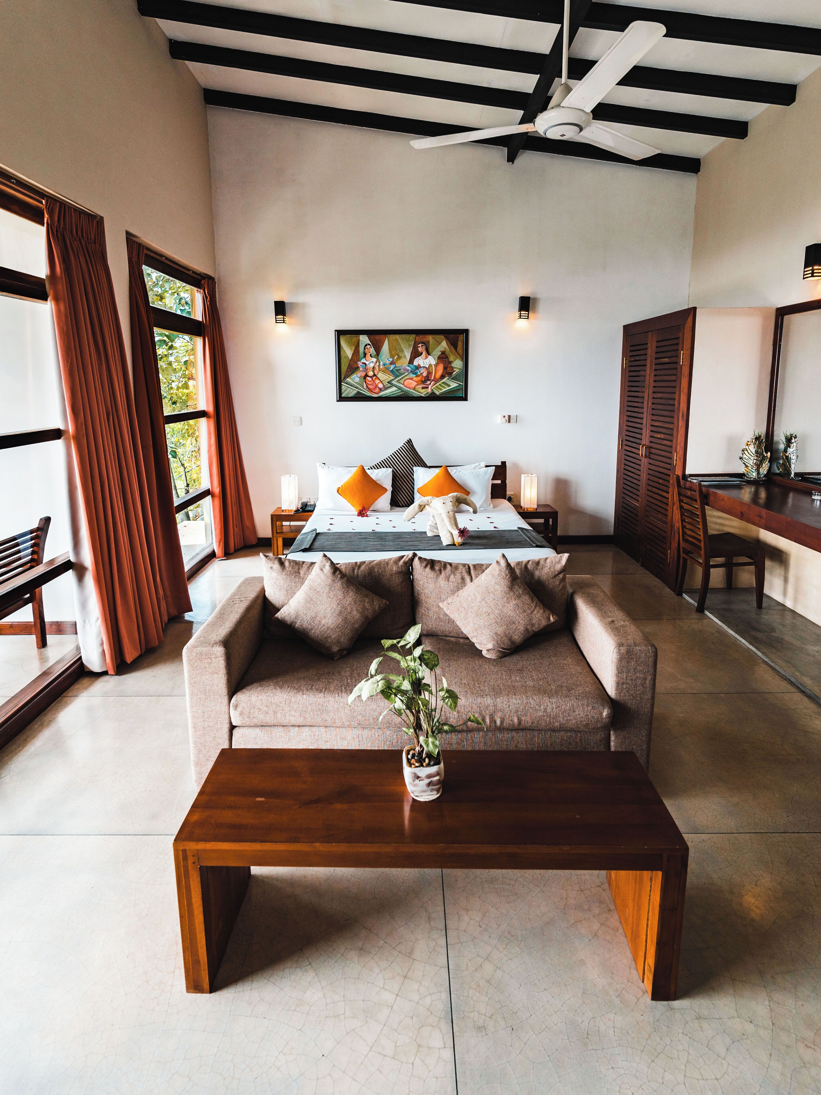 Minibar, caja de seguridad en la habitación y decoración personalizada 